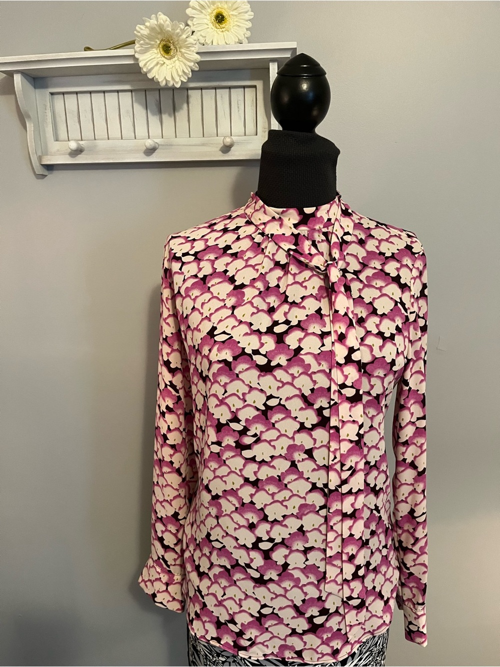 ANN TAYLOR Women’s Floral Tie-Neck Blouse in Pink and White EUC